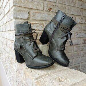 C EST. 1946 Faux-leather Combat-style Ankle Boots. Size 9W